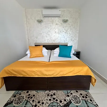 Vilele Bianca Проживание в семье Доуэ-Май